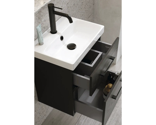 Tvättställsskåp med öppet lådsystem och vitt tvättställ