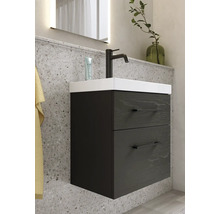 Badrum med tvättställsskåp, armatur och spegel