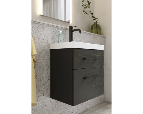 Badrum med tvättställsskåp, armatur och spegel