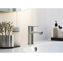 Modernt badrum med handfat och metallblandare.