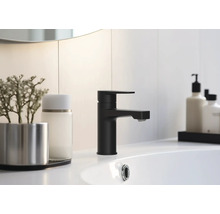 Svart tvättställsblandare på ett handfat i ett badrum