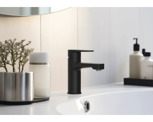 Svart tvättställsblandare på ett handfat i ett badrum