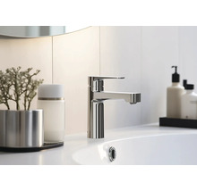 Tvättställsblandare i metall på ett tvättställ i badrummet