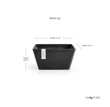 Kvadratisk blomkruka Berlin 40 med ECOPOTS Logo, mått 41 gånger 41 gånger 18 centimeter, vikt 1,9 kilogram, volym 21 liter.