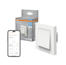 Osram Smart Plus väggströmbrytare 1G med förpackning och smartphone-app