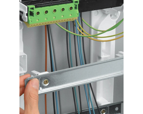 Installation av kopplingsdosa med plintar och ledningar.