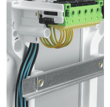 Närbild av en kopplingsdosa med kablar och klämmor