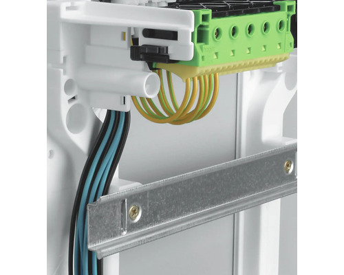 Närbild av en kopplingsdosa med kablar och klämmor