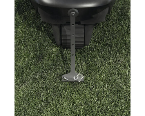 Detaljvy av en robotgräsklippare på gräsmatta