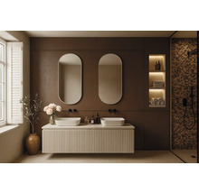 Modernt badrum med tvättställsskåp, två speglar, inbyggda hyllor och duschutrymme