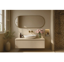 Badrum med handfat, spegel och dusch