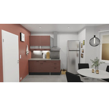 Ljust kök med köksskåp, köksfläkt, kylskåp och matbord med stolar.