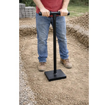 Man komprimerar mark med en handstötare