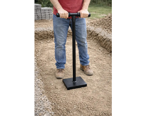 Man komprimerar mark med en handstötare