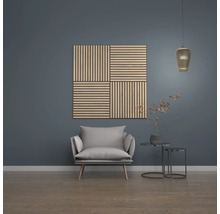 Vardagsrum med fåtölj, sidobord, pendellampa och väggpaneler