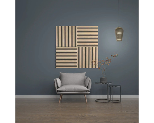 Vardagsrum med fåtölj, sidobord, pendellampa och väggpaneler