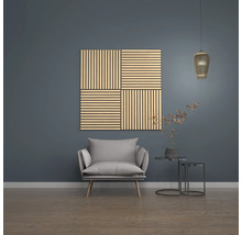 Vardagsrum med träpanel, fåtölj, sidobord och lampa.