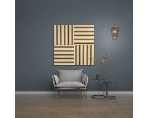 Vardagsrum med träpanel, fåtölj, sidobord och lampa.