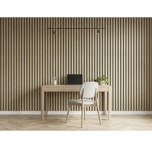 Kontor med skrivbord, stol, bärbar dator, belysning och väggpanel i trä