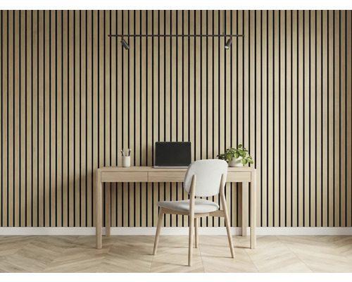 Kontor med skrivbord, stol, bärbar dator, belysning och väggpanel i trä