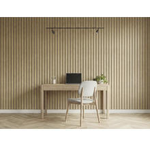 Modernt arbetsrum med skrivbord, stol, bärbar dator och väggpaneler