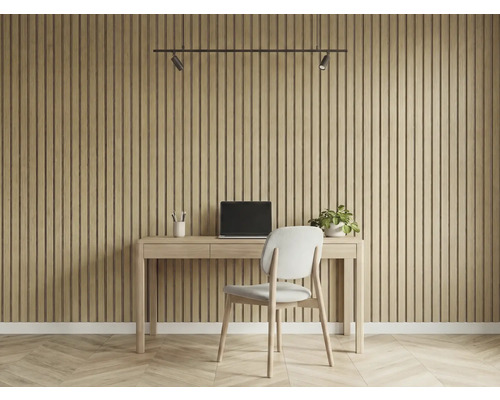 Modernt arbetsrum med skrivbord, stol, bärbar dator och väggpaneler