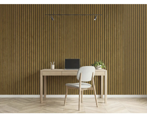 Kontorsrum med skrivbord, stol, bärbar dator, krukväxt och väggpaneler