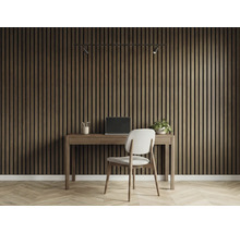 Kontor med träpanelvägg, skrivbord, stol och belysning