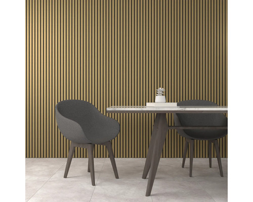 Miljö med väggpaneler, bord, stolar och dekoration