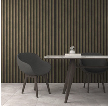 Matsal med väggpaneler, bord och stolar