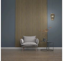 Vardagsrum med fåtölj, sidobord och väggpanel i trä