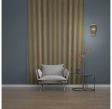 Vardagsrum med fåtölj, sidobord, pendellampa och väggpaneler