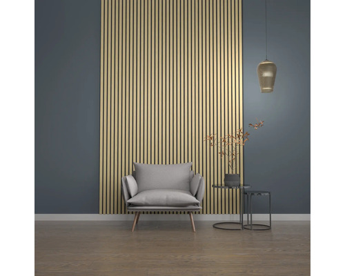 Vardagsrum med fåtölj, sidobord, dekorativ väggpanel och hänglampa