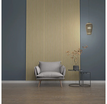 Vardagsrum med fåtölj, sidobord, pendellampa och väggpaneler