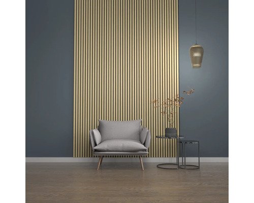 Vardagsrum med fåtölj, sidobord, pendellampa och väggpaneler