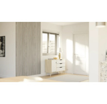 Ljust rum med träpanel, byrå och fönster för en vänlig atmosfär.