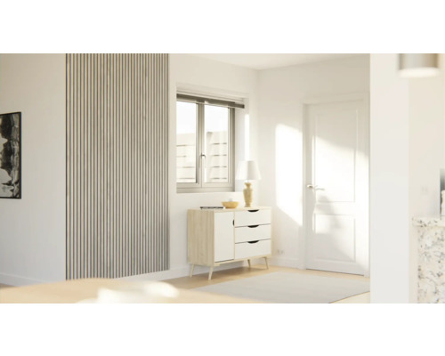 Ljust rum med träpanel, byrå och fönster för en vänlig atmosfär.