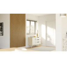 Ljust vardagsrum med träpanelvägg, fönster, byrå och dörr