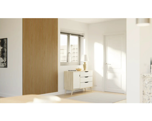 Ljust vardagsrum med träpanelvägg, fönster, byrå och dörr