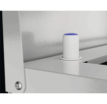 Detaljvy av en metallmöbel med låsmekanism