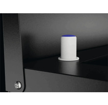 Detaljvy av en vit möbelknopp med blå spets