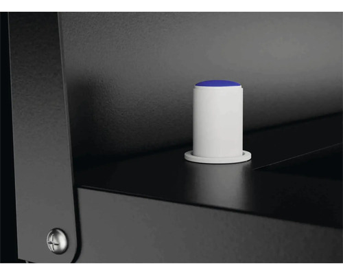 Detaljvy av en vit möbelknopp med blå spets