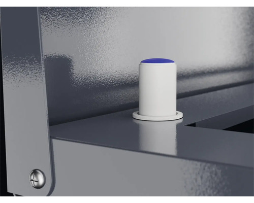 Detaljvy av en plugg på en metallhylla