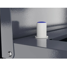 Detaljvy av en plugg på en metallhylla