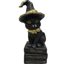 Dekorativ kattfigur med häxhatt på en stapel böcker som Halloween dekoration