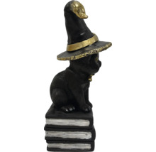 Dekorativ Halloween-figur: Svart katt med häxhatt på en bokstapel