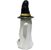 Spökfigur med häxhatt som Halloween dekoration