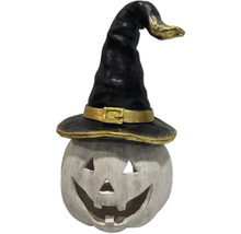 Dekorativ pumpafigur med häxhatt för Halloween