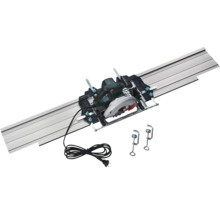 Cirkelsåg på en styrskena av metall inklusive två skruvtvingar och en svart nätkabel.