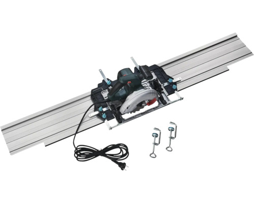 Cirkelsåg på en styrskena av metall inklusive två skruvtvingar och en svart nätkabel.